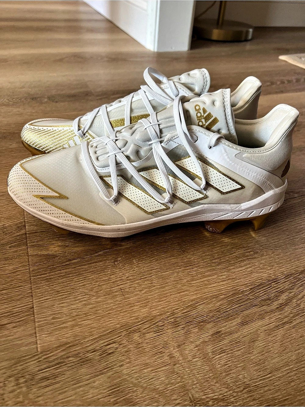 Men’s adidas Adizero Afterburner Baseball Cleats in White/Gold size 11